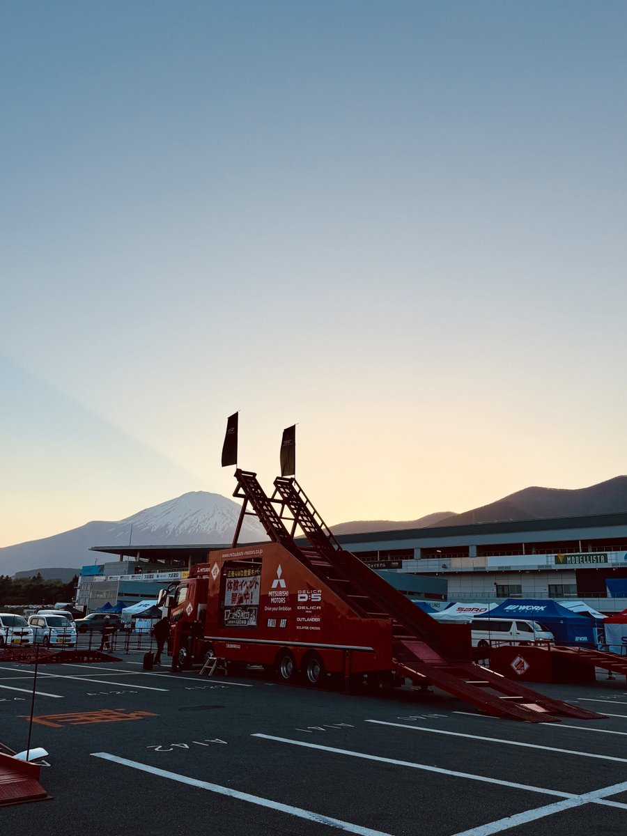 MotorFanweb's tweet photo. 明日ですよ!
シン・モーターファンフェスタ@富士スピードウェイ。三菱さんの登坂キットも設置されました!
お待ちしてますよ。
#motorfan
#モーターファンフェスタ
#三菱
#デリカ https://t.co/jgzqAsYZDU