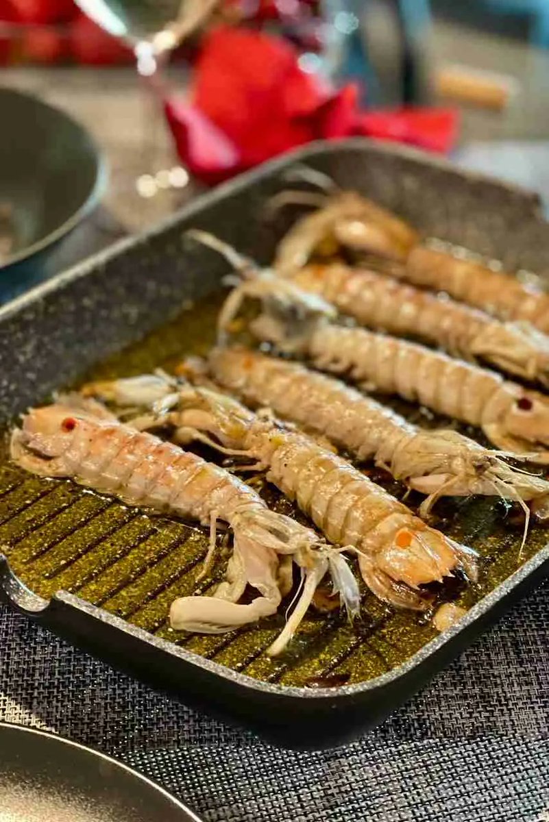 junedarville's tweet image. ❤️ 𝐇𝐨𝐰 𝐓𝐨 𝐂𝐨𝐨𝐤 𝐌𝐚𝐧𝐭𝐢𝐬 𝐒𝐡𝐫𝐢𝐦𝐩
❤️ Whether cooked or raw, mantis shrimp offer a unique flavor profile that #seafood enthusiasts can appreciate. Check our very own recipe! 
❤️ 𝐑𝐞𝐜𝐢𝐩𝐞 &amp;gt;&amp;gt; lucandjune.com/mantis-shrimp