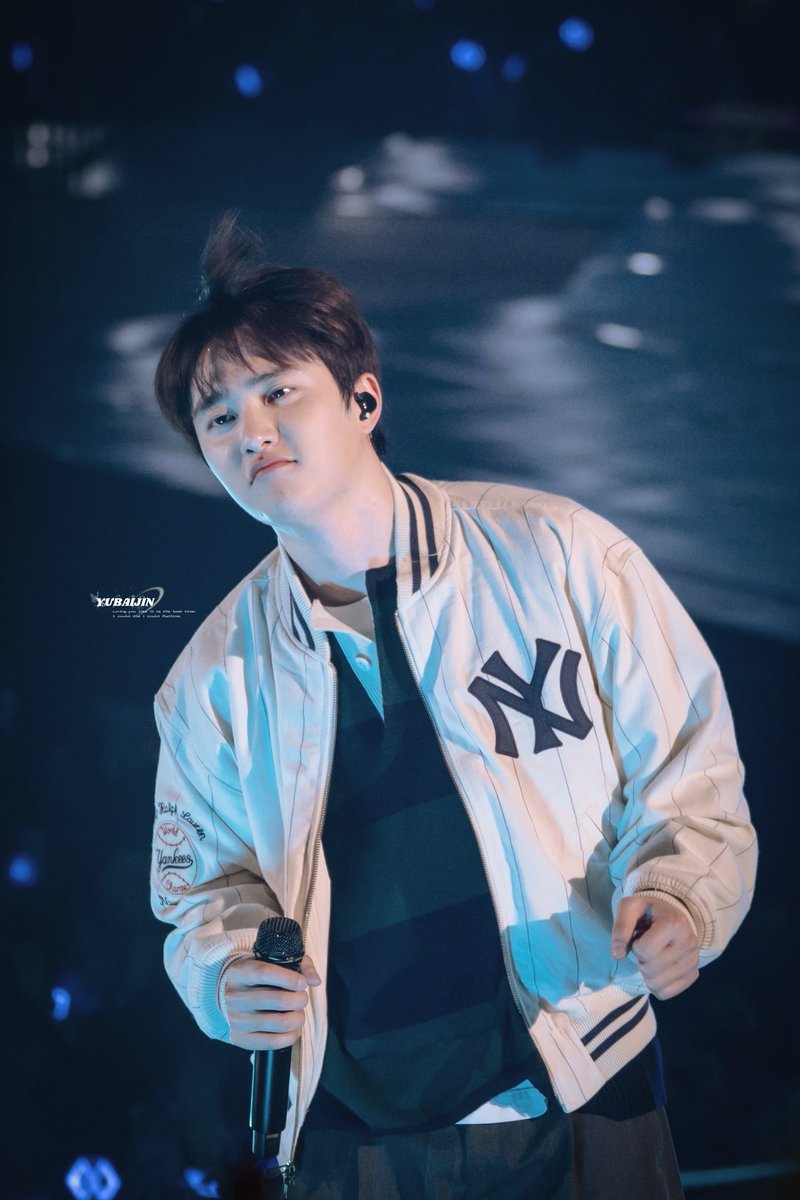 dks_yubaijin's tweet photo. #KYUNGSOO ’s 呆毛！？

260410 #EXhOrizon_in_Seoul 
#도경수 #都暻秀 
#디오 #EXO https://t.co/QGir2sTgSn
