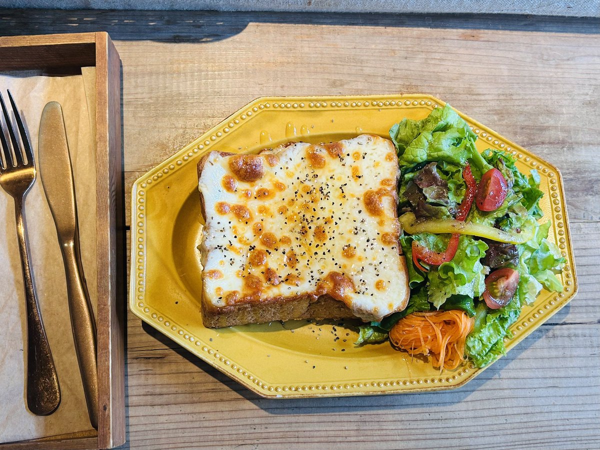 yume_adachi0905's tweet image. 素敵なカフェをみかけてお邪魔しました☕️

ハニーチーズトーストはほっぺたが落ちちゃうくらいおいしかった🫠🍽

外観や内装もお洒落で、雰囲気も良く素敵なカフェでした.⋆𝜗𝜚
また行きたい!!

#カフェ 
#阿達夢
#NGT48