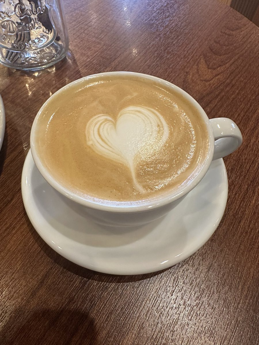 人形町「ユニゾンテイラー」で念願のラピュタパン
学生時代は自作したのに社会人の波に飲まれご無沙汰だった…
本音は手で豪快にいきたいが、大人の分別でナイフとフォークを使用
いやこれ、理性を吹き飛ばす悪魔的な美味さ
可愛いハニーラテに癒され、次は未練残るプリンを狙いに絶対行く