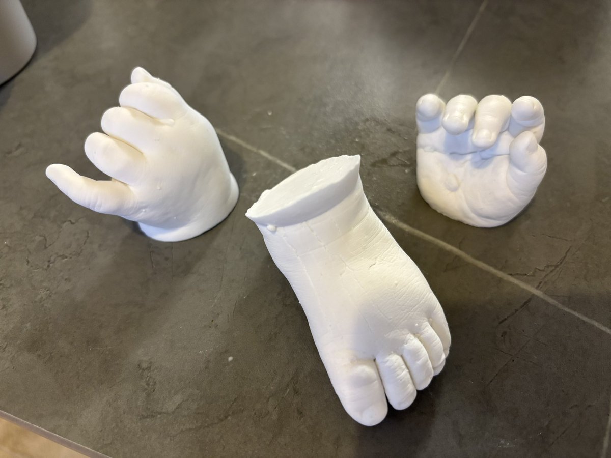 そろそろ4ヶ月👶抱っこ紐で寝てる隙にお子の手足を石膏で✨こういうの懲りたくなっちゃってやり直すか汚い所削りたくなっちゃう😇