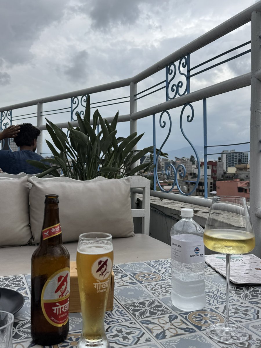 उमेर हुँदा
रौसी
खाँदै
झ्याप् हुन्थे
साथीले समाल्थ्यो
साथी छ
भनेर नै झ्याप हुन्थे म

आजकल
झ्याप हुन पनि डर लाग्छ
साथी
समुद्र पारी बस्छ
मलाई कसले समाल्छ?!