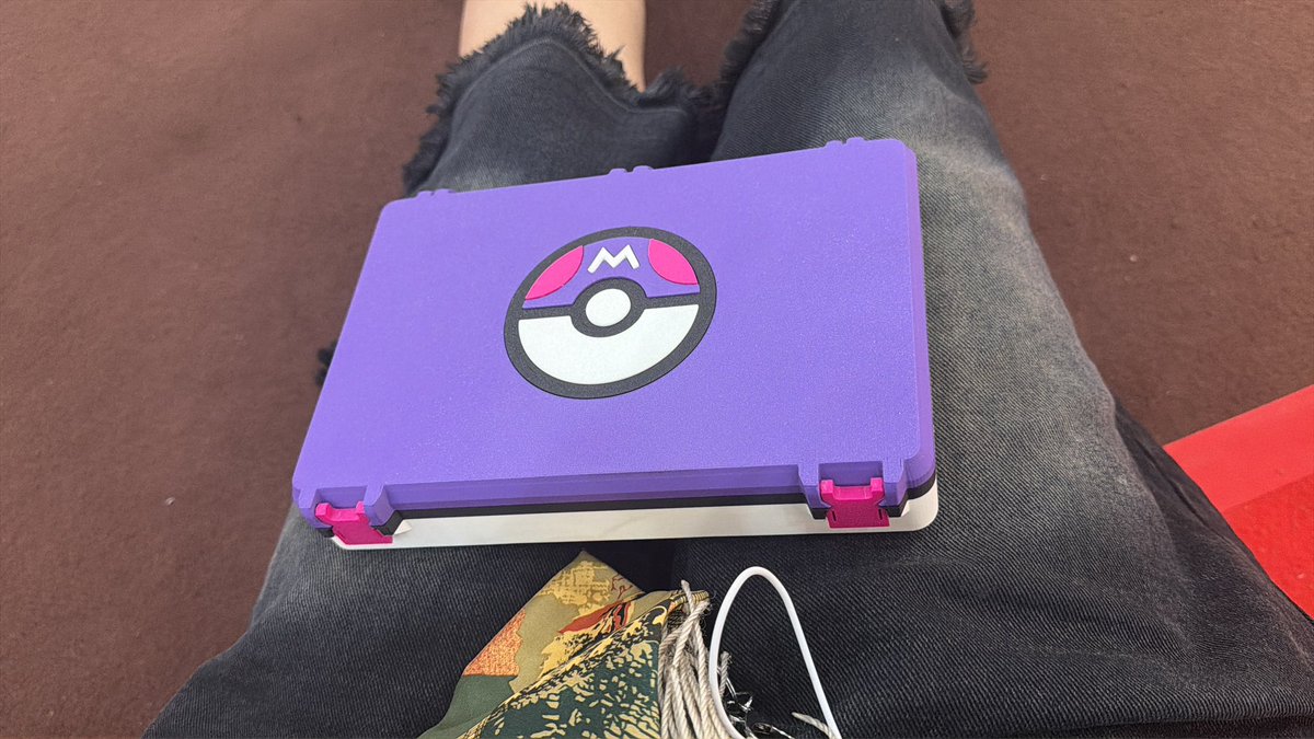 if you see someone bringing this box at Comipara today, it’s me!!! say hi and I’ll give you some Pokemon merch for free <3