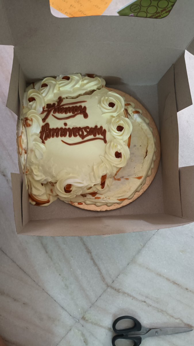 da_joy's tweet photo. @zomato @zomatocare this is the cake I received. Now tell me what I will do with this cake? 
Order id 8017814848 https://t.co/tRwYubriTJ