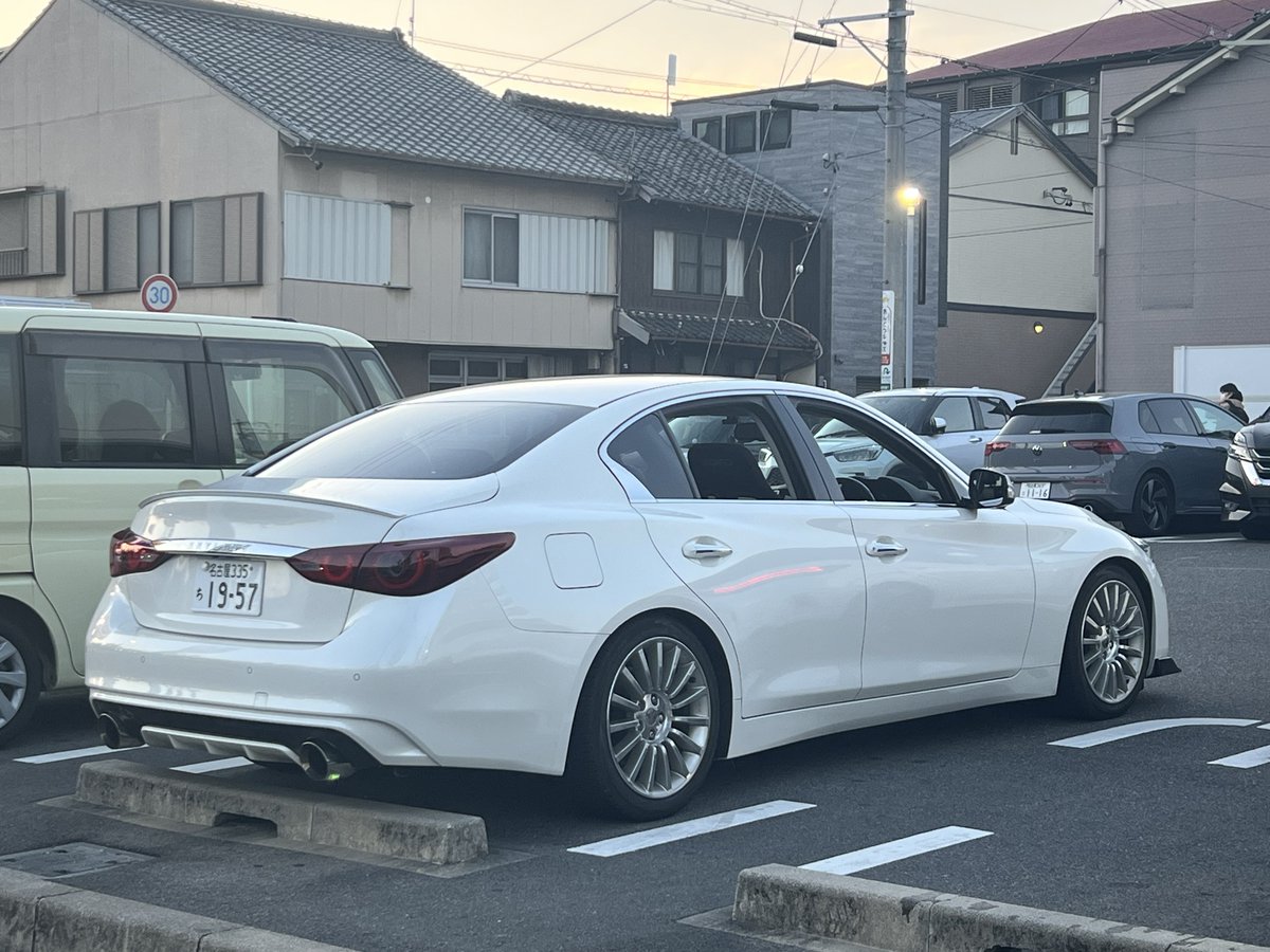 街乗り用の34ホイールについてたタイヤがどちらも終了してしまったので季節外れのスタッドレス🥺
まさか前後とも交換になるとは思って無かったから出費が痛すぎて滅