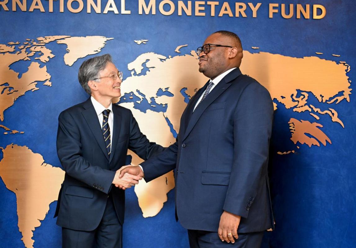 Christal00243's tweet image. FLASH : La #RDC entre sur les marchés internationaux avec un Eurobond de 1,25 milliard $ !

Le FMI salue ce succès historique à Washington DC, reconnaissant les réformes économiques du pays. Un pas majeur pour la crédibilité congolaise.

#RDCongo #FMI #Économie