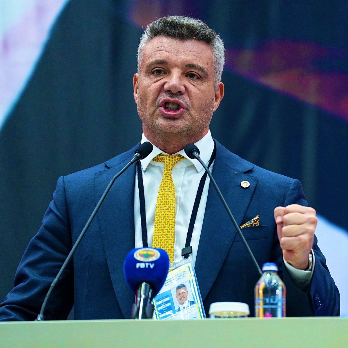 Aziz Yıldırım: "Sizi uyarıyorum, siz geçici bir yönetimsiniz. Bu sene devam edersiniz, etmezsiniz bilemem. 

Başkan gelip burada kendi durumunu açıklamalı. Fenerbahçe camiası boşlukta kalmamalı. Biz destekleriz, problem değil."