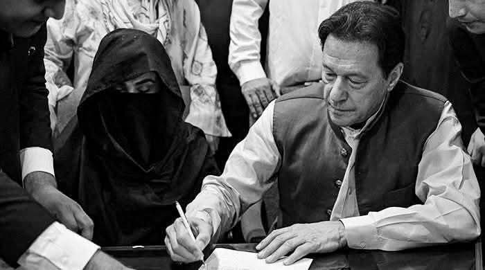 TariqB34217's tweet photo. وہ مجھے توڑ نہیں سکتے اس لیے وہ میری بیوی کو نشانہ بناتے ہیں۔ ججز کیسے بشریٰ بی بی کے ساتھ اس ��یر انسانی سلوک کی اجازت دے سکتے ہیں صرف مجھے بلیک میل کرنے کے لیے ؟ خواتین، بچوں اور بزرگوں کو نقصان پہنچانا غیر اسلامی ہے۔

#Imrankhan
#ISFmardan https://t.co/k8a653l1lK