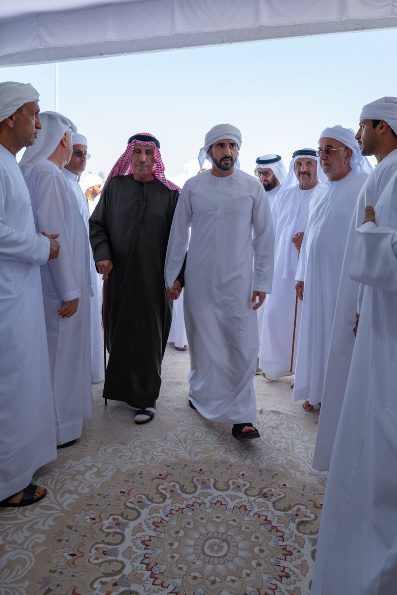 groupfazza's tweet photo. حمدان بن محمد وأحمد بن محمد يقدمان واجب العزاء في وفاة حسين مسعود هادي الأحبابي، وذلك خلال زيارة سموهما لمجلس العزاء في دبي. https://t.co/bmxLIH0bHR