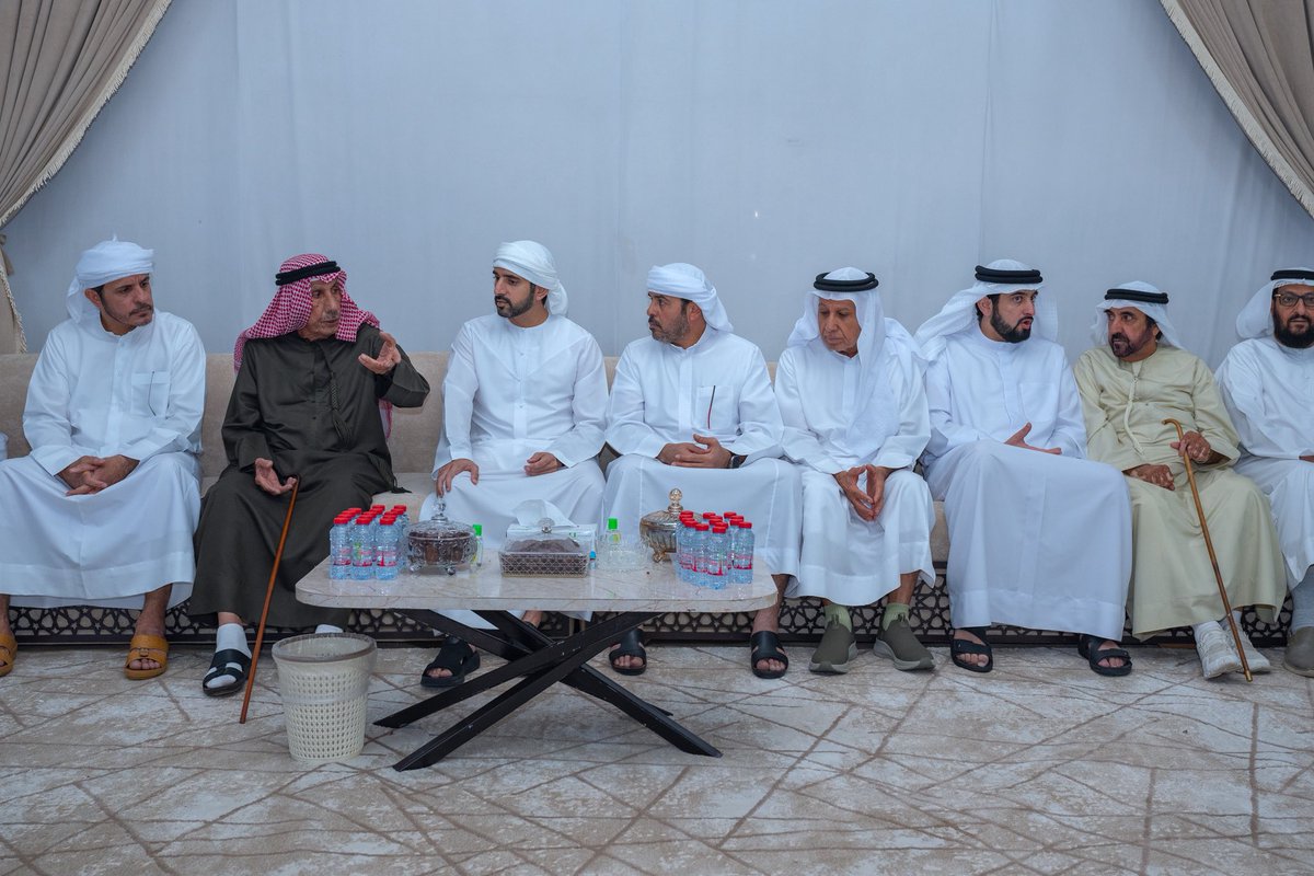 groupfazza's tweet photo. حمدان بن محمد وأحمد بن محمد يقدمان واجب العزاء في وفاة حسين مسعود هادي الأحبابي، وذلك خلال زيارة سموهما لمجلس العزاء في دبي. https://t.co/bmxLIH0bHR