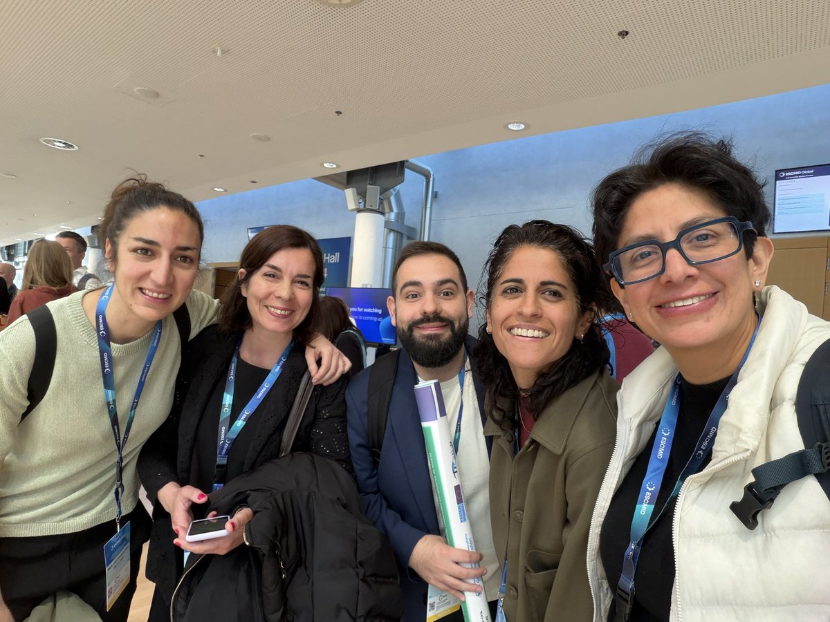 Mic_Inf_Maranon's tweet photo. El equipo de periféricos comienza con ilusión el primer día de ESCMID Global 2026 en Múnich. Listos para defender nuestros posters! https://t.co/qvtLrM0dmi