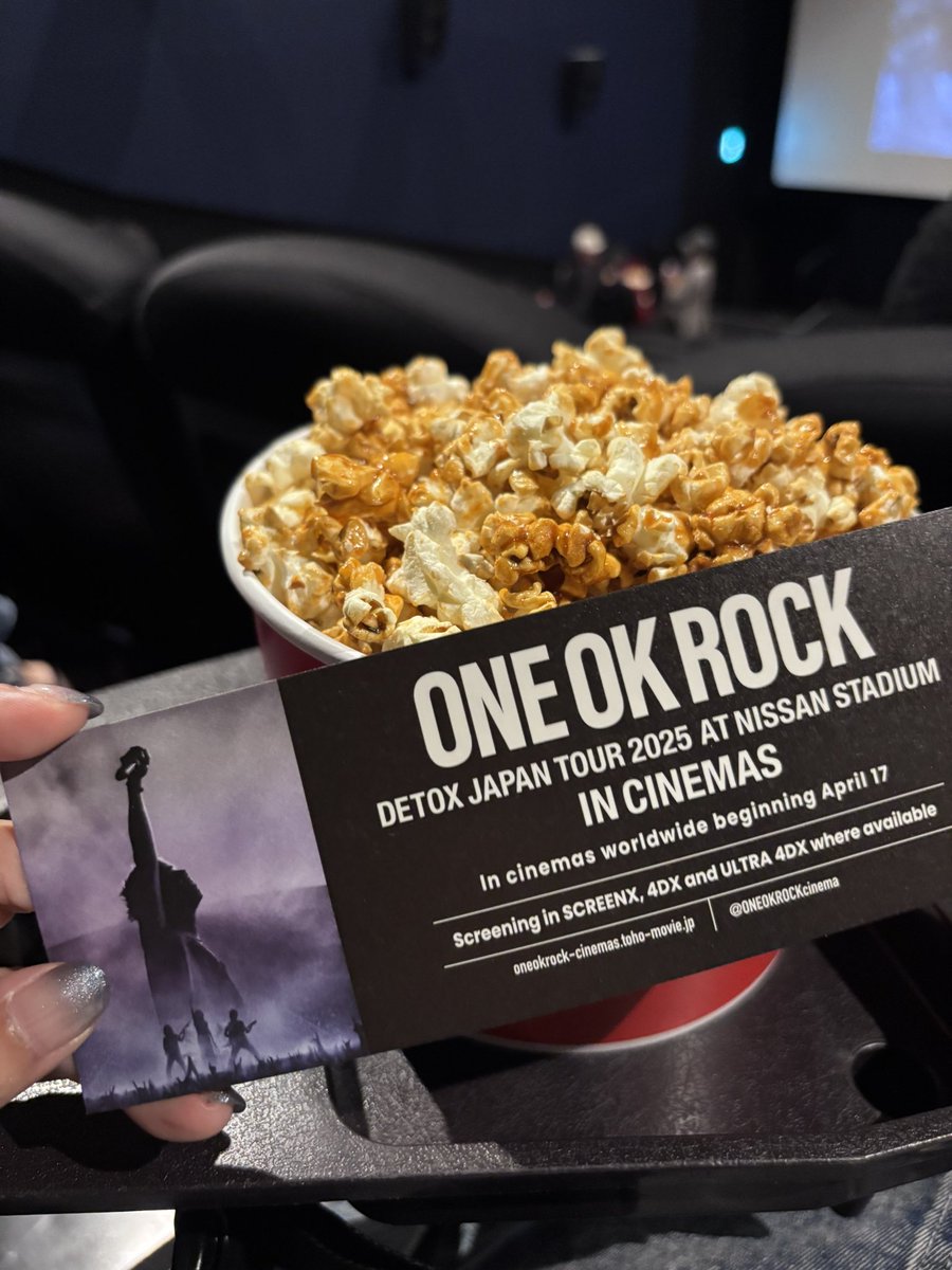 KY00p's tweet photo. ONE OK ROCK 日産スタジアム映画
昨日の夜仕事終わって観に行ってきました！
【注意】上映前と上映後です
ポップコーンとドリンクはほぼ手付かずで余ります😆

見入ってました！
これから行かれる方楽しんでください

 #映画OORDETOX
 #ONEOKROCKCINEMAS https://t.co/pFDAijzemv