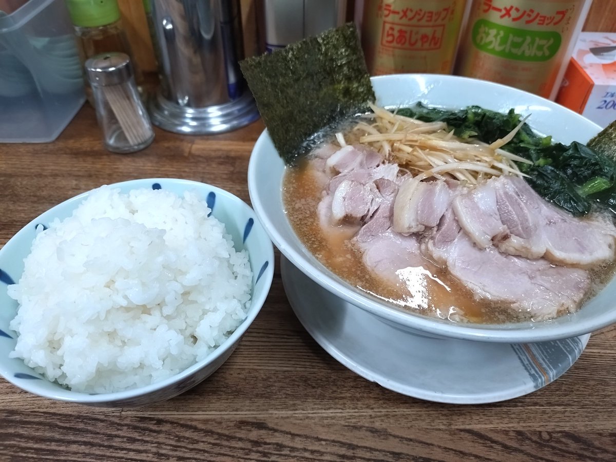 高尾山から🚗💨甲州街道せm…流して相模湖からの宮ヶ瀬通過して🚗💨厚木のラーショに🥹ネギチャーシュー麺硬め脂少なめ、ほうれん草トッピングにライス🤤腹パン