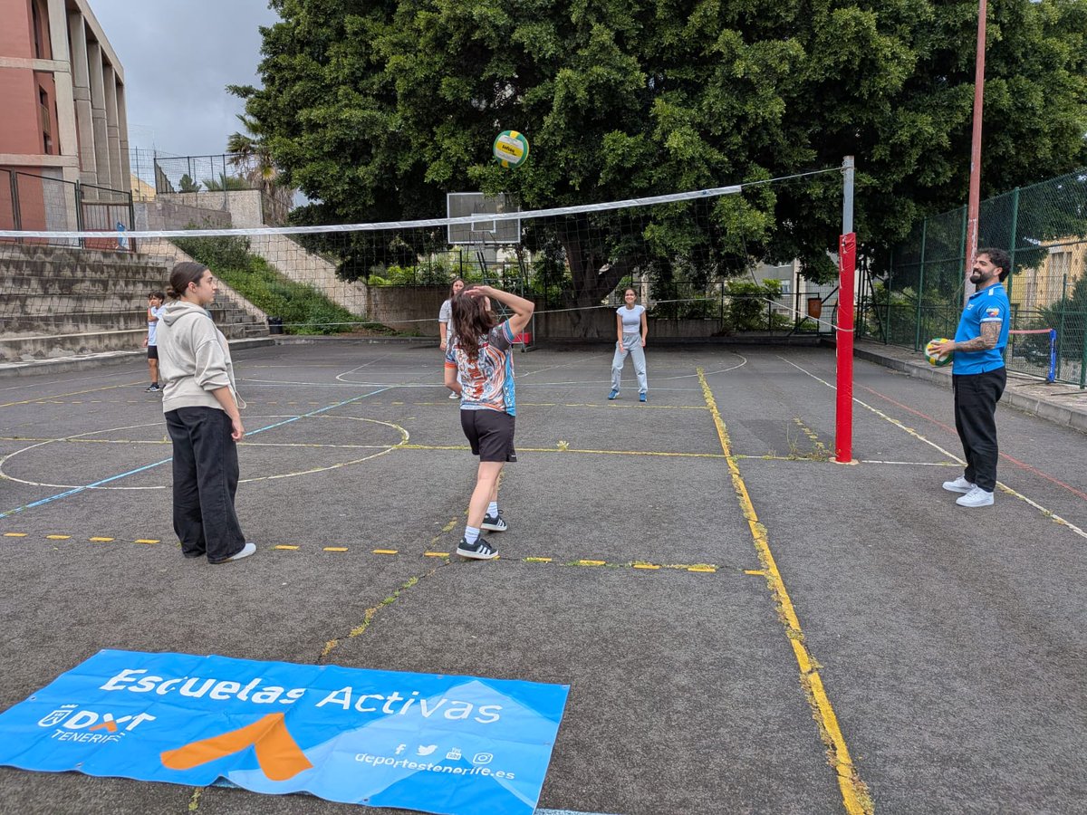 DXTenerife's tweet photo. 🏐 ¿Sabías que el #voleibol es la modalidad deportiva que escogen mayoritariamente los centros de Educación Secundaria que participan en nuestro programa #EscuelasActivas?
📸 Así lo disfruta el alumnado de 1º ESO del IES María Belén Morales Gómez #SCTF
#ActivaTuVida https://t.co/pfSqaHMCLJ