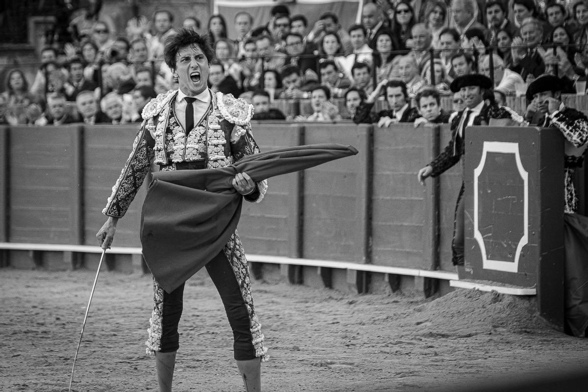 TercioQuites's tweet photo. Os imagináis una foto de Gallito, Belmonte, Pepe Luis Vázquez o Curro Romero con esta expresión? La foto es de Roca pero podría ser del 95% del escalafón. Detesto esta tauromaquia de tanta pose, tanto flequillazo, tanto rostro desencajado y tantas voces.

📸 Delgado Roig. https://t.co/hpR2mMO8ST