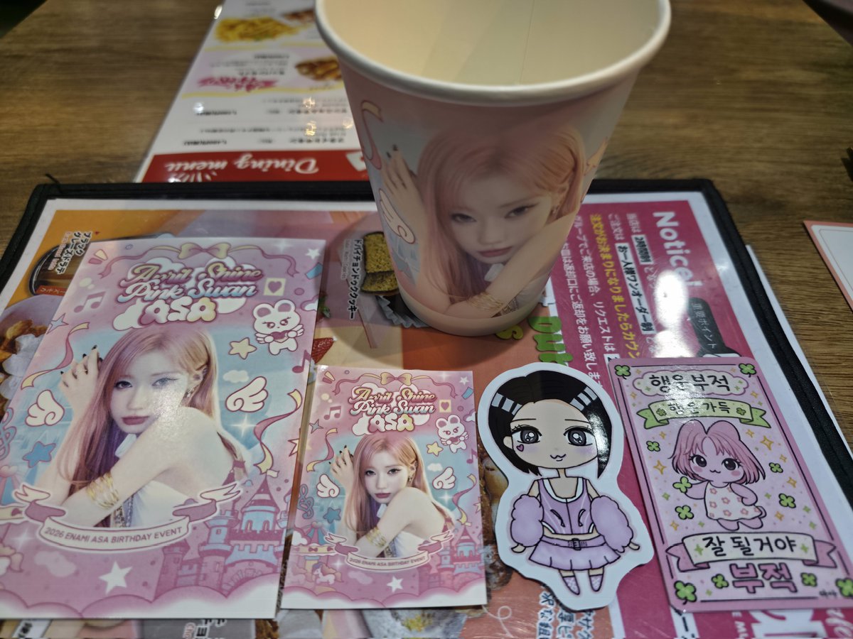 masa_UJ_Xuanyi's tweet photo. 久し振りに新大久保のカフェオン来た！

アサだから勿論いちご系統注文した！！！🐰✨️

#PinkSwanAsa_20years
#핑크스완아사_20번째생일

#BABYMONSTER #베이비몬스터 
#아사 #ASA #ENAMIASA #榎並杏紗 #アサ https://t.co/DbLbl46b3w