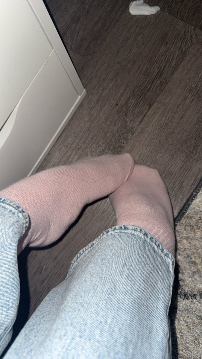 theyluvannat's tweet image. #feet #socks #soles