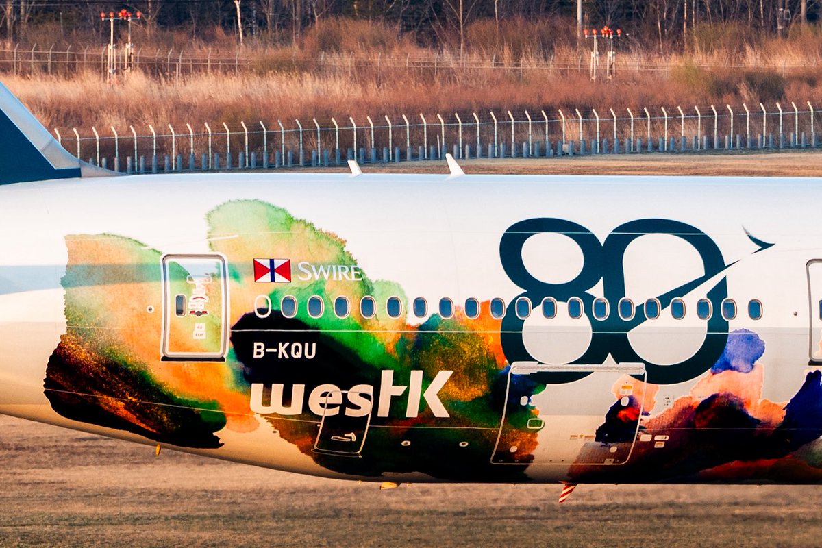 yuto3057's tweet image. ✈︎千歳空港
キャセイ80thの77W飛来㊗️
また、来てくれるかな？☺️
エンジントラブルでDLY🌇🛫
4K対応
✈︎——————————————————-✈︎
🇭🇰Cathay Pacific (The Spirit of Hong Kong Livery)
Boeing 777-367(ER)
B-KQU
✈︎CX581
🛫Sapporo (CTS)
🛬Hong Kong (HKG)
2026.4/18     📍#rjcc #cts