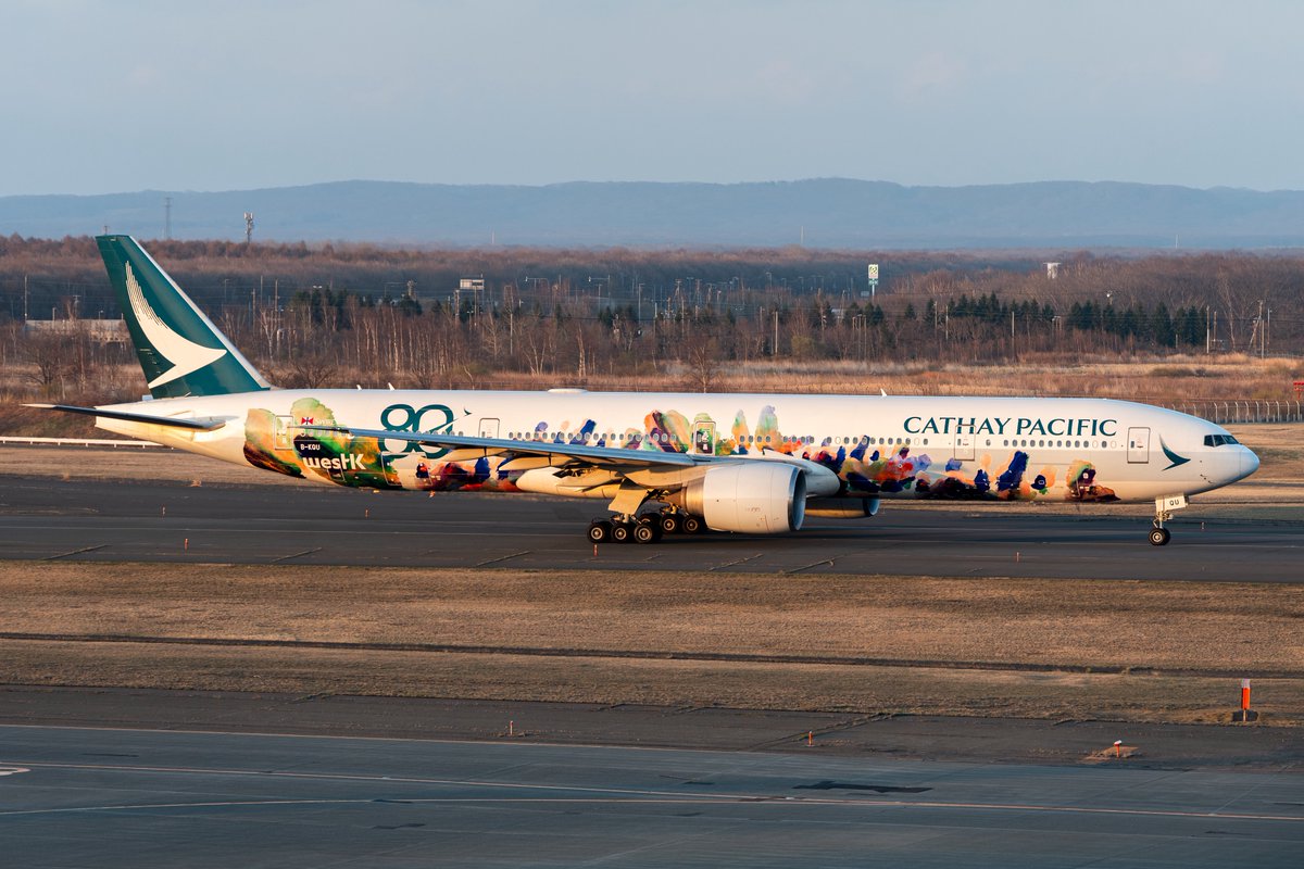 yuto3057's tweet image. ✈︎千歳空港
キャセイ80thの77W飛来㊗️
また、来てくれるかな？☺️
エンジントラブルでDLY🌇🛫
4K対応
✈︎——————————————————-✈︎
🇭🇰Cathay Pacific (The Spirit of Hong Kong Livery)
Boeing 777-367(ER)
B-KQU
✈︎CX581
🛫Sapporo (CTS)
🛬Hong Kong (HKG)
2026.4/18     📍#rjcc #cts