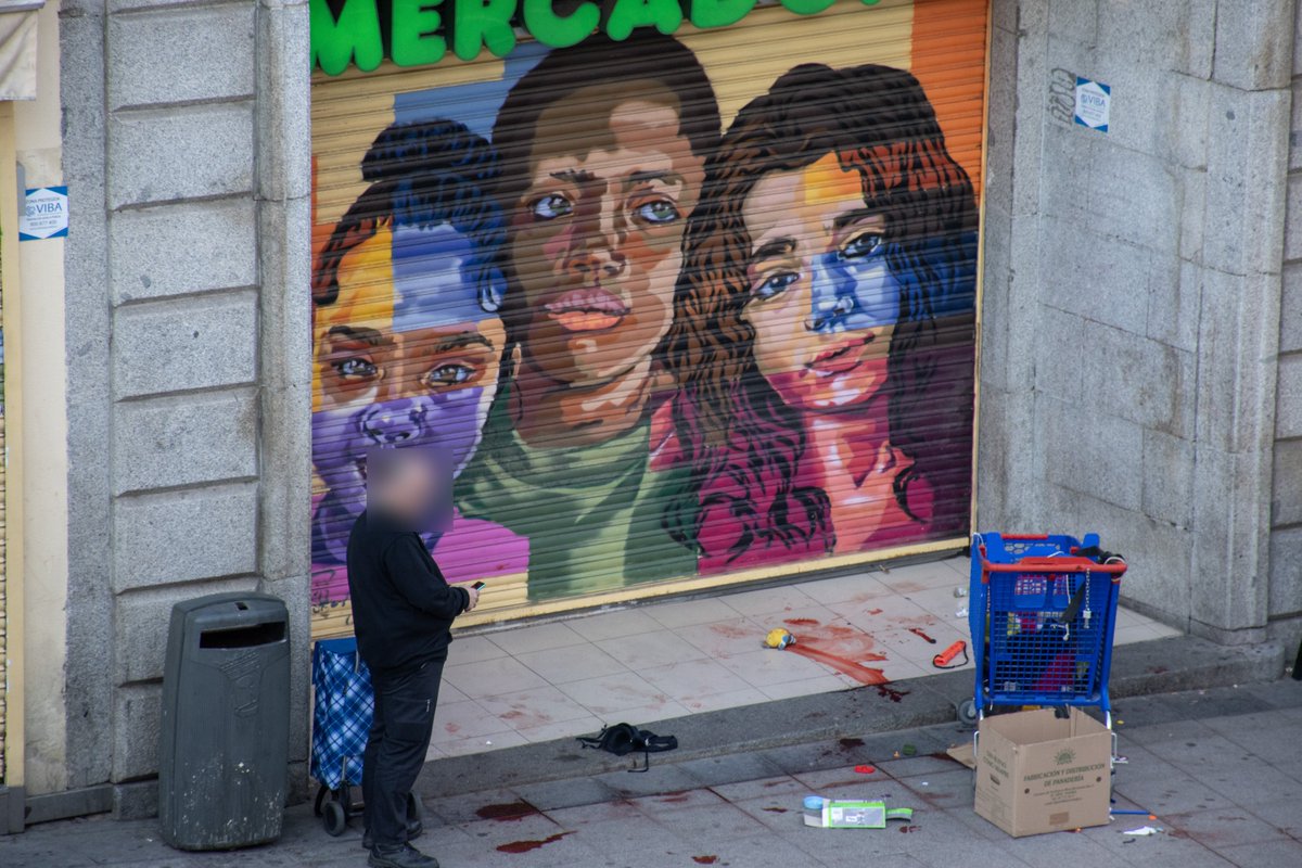 VallecasBulevar's tweet photo. Así ha amanecido hoy la puerta de Mercadona: aparentes restos de sangre en la zona donde por las noches hay consumo de drogas. La inseguridad va a más mientras la administración mira a otro lado.
Hasta cuándo? @MADRID @DGobiernoMadrid 
@policia 
@policiademadrid 
@AngelNinoQ https://t.co/ogf3ipWJp3
