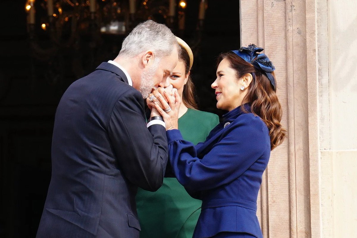 According to Billed Bladet, before kissing Queen Mary´s hand, King Felipe condoled the loss of her father John Donaldson.

"I am sorry for your loss."

📸 Ida Marie Odgaard // Ritzau Scanpix

▶️ billedbladet.dk/kongelige/danm…