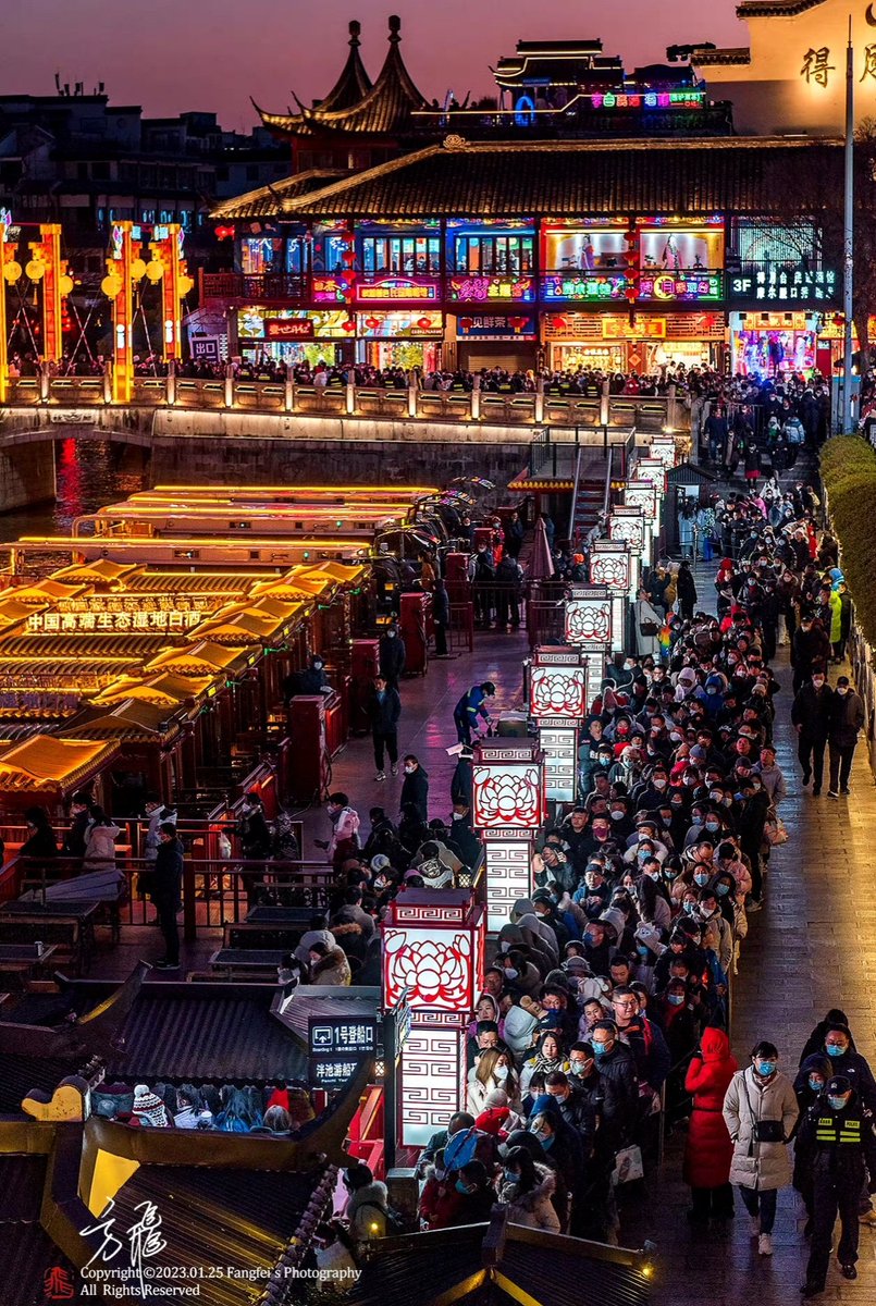 LiveinXiQing's tweet photo. Nanjing is a pedestrian street at night during the Spring Festival. https://t.co/F0PExFx8xM