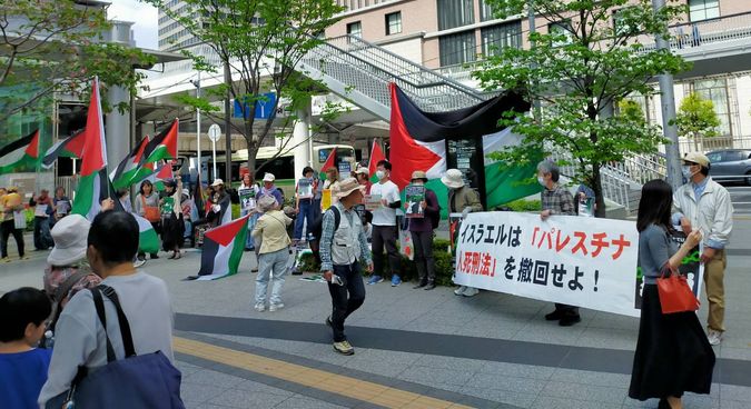 unai_tw's tweet photo. 4/18「パレスチナ囚人の日」全世界一斉アクション@大阪駅
約100人の参加でした。
"Palestinian Prisoner's Day" @ Osaka, Japan
#パレスチナ囚人の日2026 #イスラエルは停戦を守れ #恒久停戦 #イスラエル軍撤退 #CeasefireNOW #FreePalestine #StopGazaGenocide #standwithpalestine #HandOffIran https://t.co/fRds3pUpwd