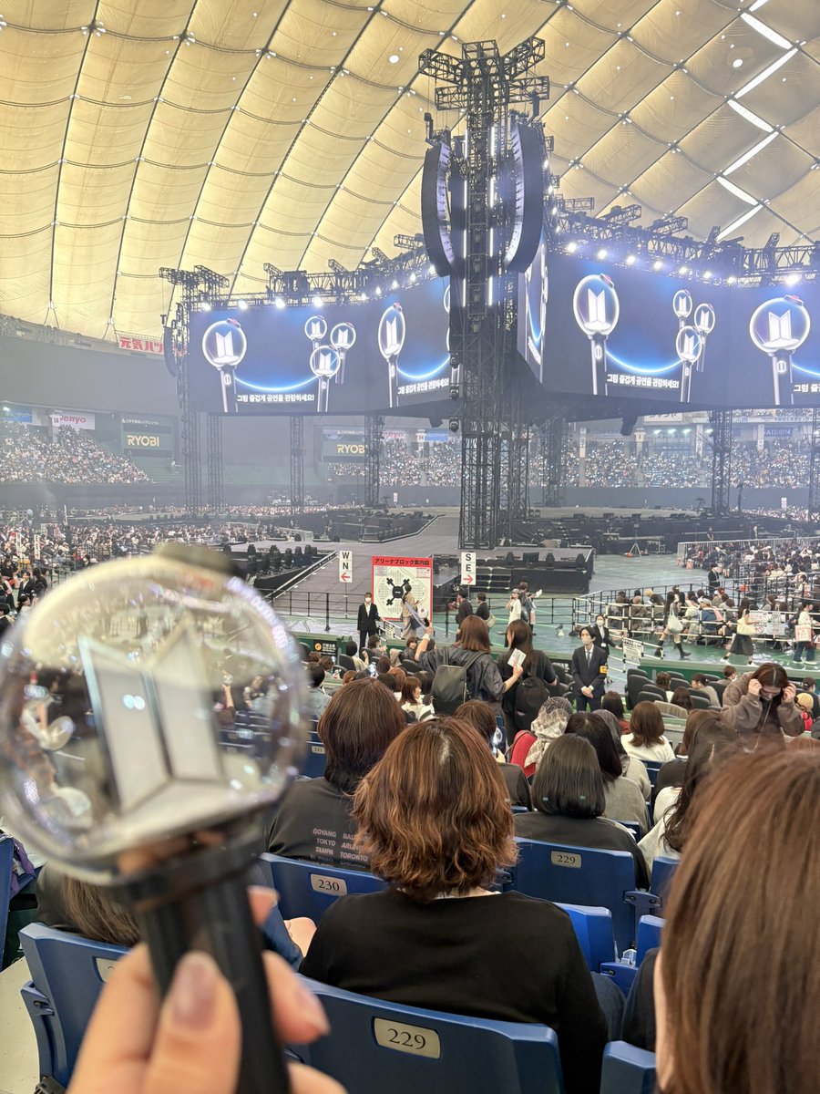 MAO_KOOK's tweet photo. 実在してた😭動いてた😭
口から音源過ぎ😭
掛け声頑張った！かなり頑張った!!
道産子アミの思いを乗せて持って行ったけど、映らなかった😭
けど、また頻繁に来てくれるって言ってた😭次は釜山行くぞー‼️
 #BTS
 #BTS_ARİRANG https://t.co/lhqoTIFN7V