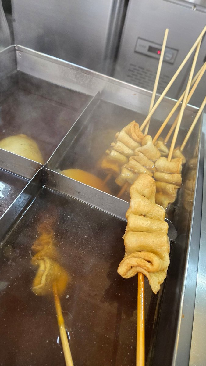 몇 년 만에 다시 찾은 제주도의 한 분식집입니다.
가족들과 함께 떡볶이와 어묵국물을 나누고, 남은 순대 간은 반려견 매틱이를 위해 포장했습니다. 사장님께서는 여전히 따뜻한 인심으로 “강아지 주라”며 순대 간을 넉넉히 챙겨주셨습니다.
계산을 마치고 나오려던 순간, 예상치 못한 일이