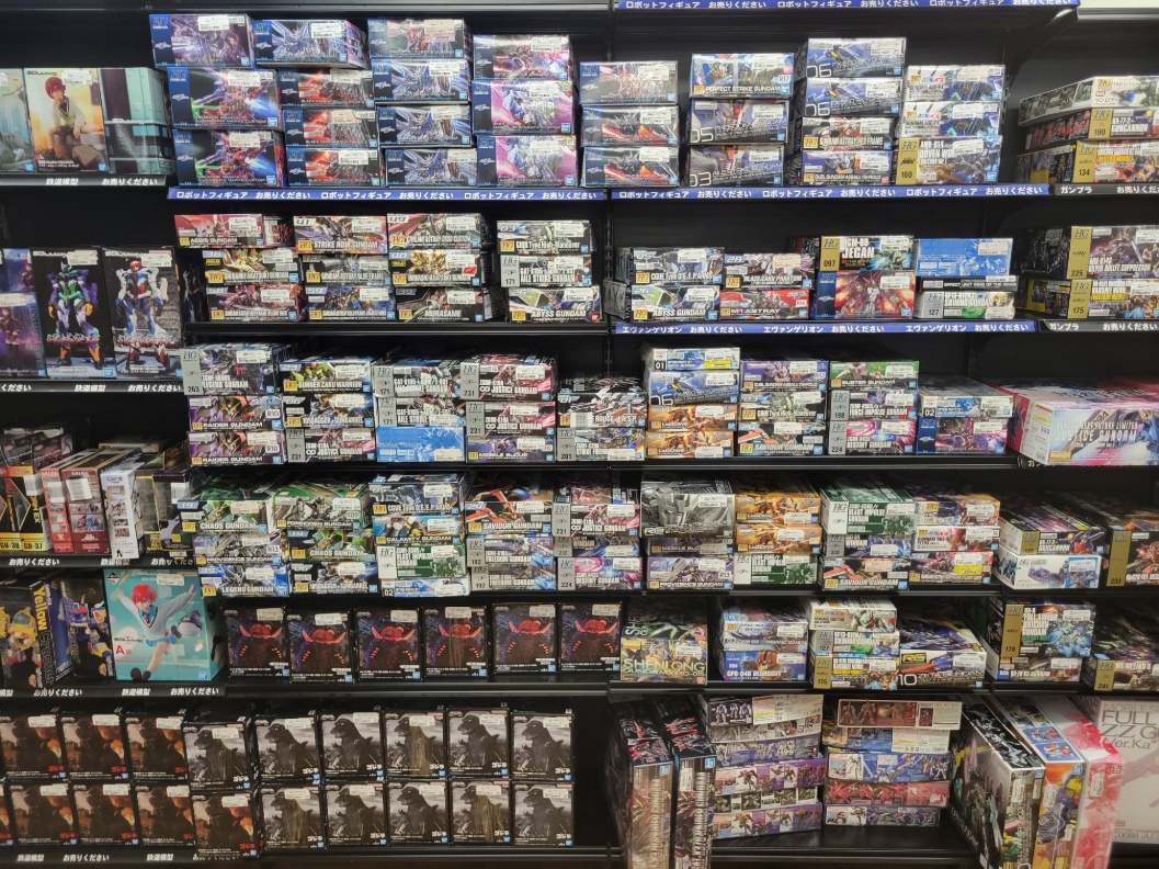 BOOKOFF10822's tweet photo. 入荷しましたぁぁぁ‼️‼️‼️

なんと、、ガンプラが約200点‼️‼️
しかも様々なグレード、シリーズがたっくさん😆

まだまだ整理途中ですが全て売場に陳列済みです‼️‼️

お買い求めはぜひ当店まで😊😊

＃ブックオフ三宮 ＃ガンプラ ＃三宮 https://t.co/DcjdHckSFk