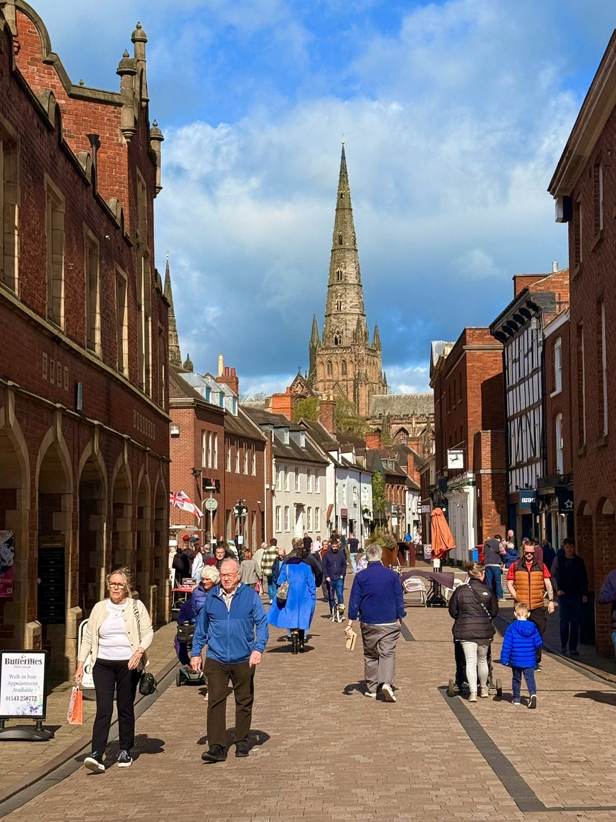 Mike_Fabricant's tweet image. No line at Westgate today, got my jab of Moderna, but no sweetie for not crying, so treating myself to a coffee in the sunshine instead.
#Lichfield looking good this morning!
