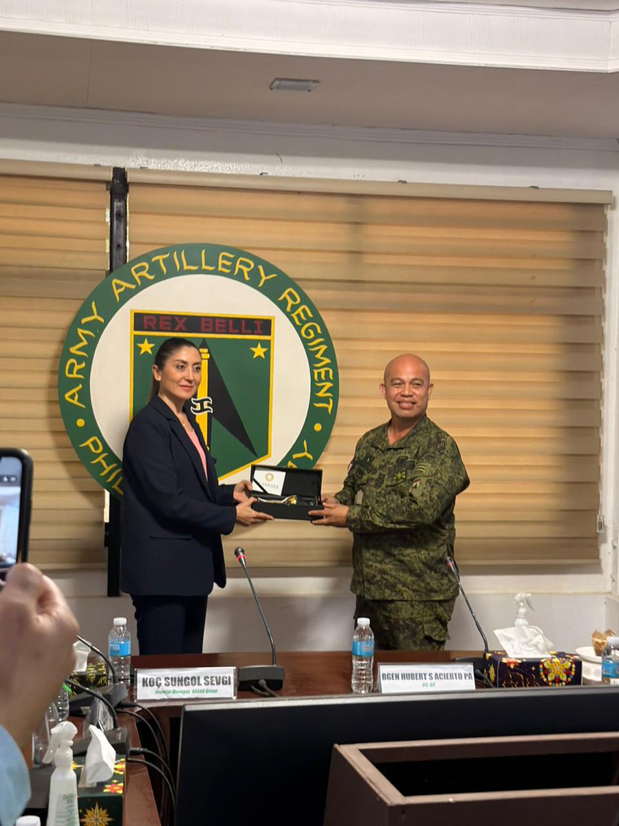assan_group's tweet photo. Filipinler Savunma Bakanlığının daveti üzerine gerçekleştirdiğimiz ziyaretimizin bu aşamasında, Filipinler Kara Kuvvetleri Komutanlığında görevli topçu birlik komutanları ile bir araya geldik.

Gerçekleştirdiğimiz toplantıda, ürünlerimiz hakkında kapsamlı bir bilgilendirme sunumu yaparak, karşılıklı değerlendirmeler ile potansiyel iş birliği alanlarını ele aldık.
_____________
At this stage of our visit, conducted upon the invitation of the Philippine Department of National Defense, we met with artillery unit commanders serving within the Philippine Army Command.

During the meeting, we delivered a comprehensive presentation on our products and, through mutual evaluations, discussed potential areas of cooperation.