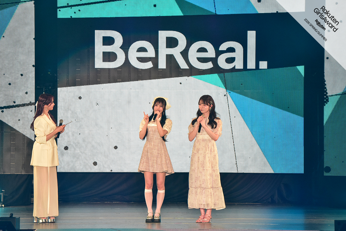 GirlsAward's tweet image. #BeReal スペシャルステージでは、#Jamscollection の #津代美月 さんと #水瀬さらら さんが登場！🖤
会場にお越しの皆さんと一緒にBeRealを撮影しちゃいました📸
お二人の公式アカウントをぜひフォローしてくださいね！☑️✨
#ガルアワ2026SS