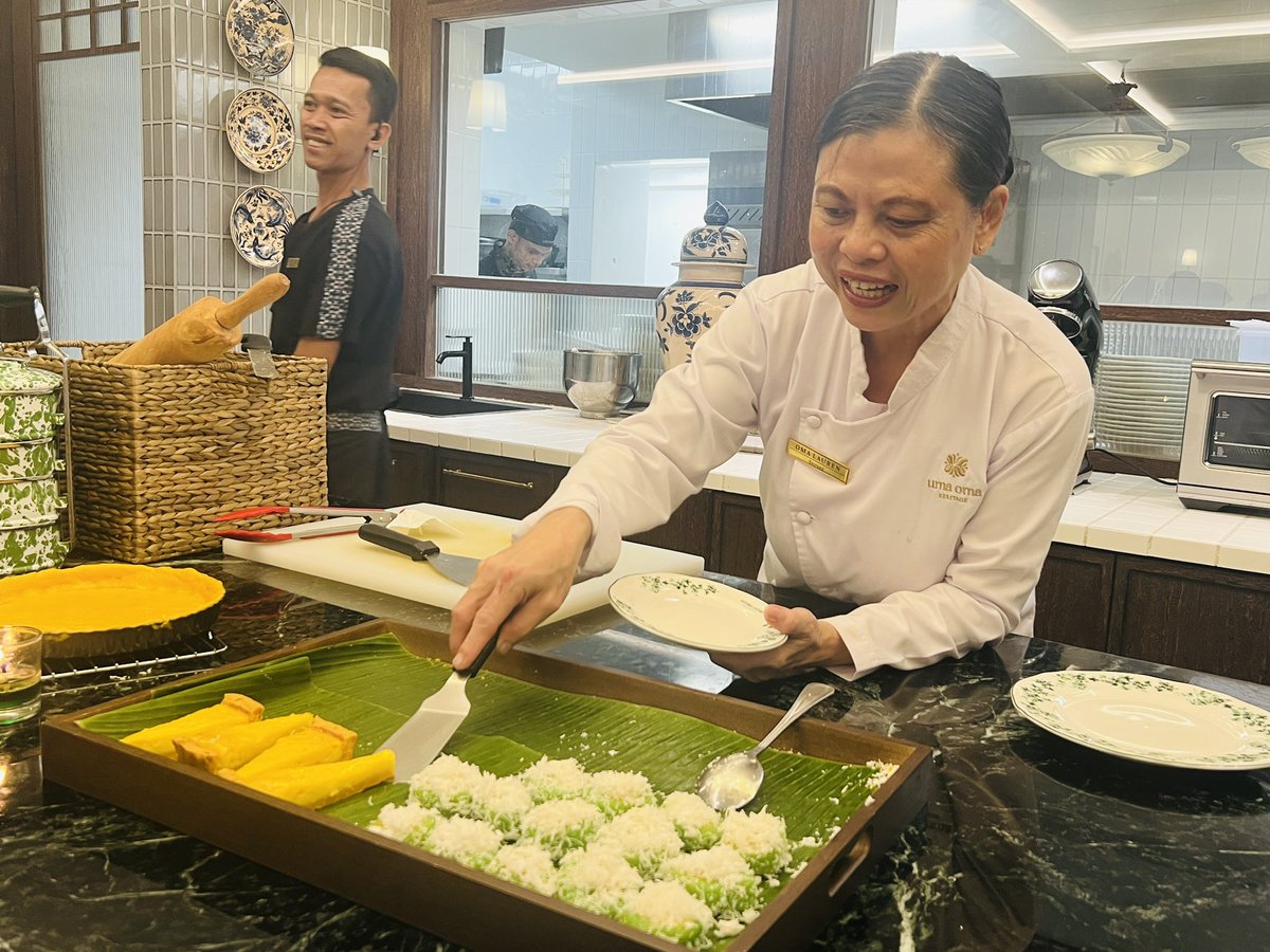yuism's tweet photo. ジャカルタのメンテンに新しくできたUma Oma Heritageで先日夕飯。

ブロックMの同列店の高級版だけど、シンボルはやっぱりおばあちゃん。奥では無料でケーキも配ってくれる。
内装も制服も素敵で、ほっこりする良いお店。大変賑わってた。写真があったけど、元はどなたの家だったんだろう。 https://t.co/vYpWC5DGH4