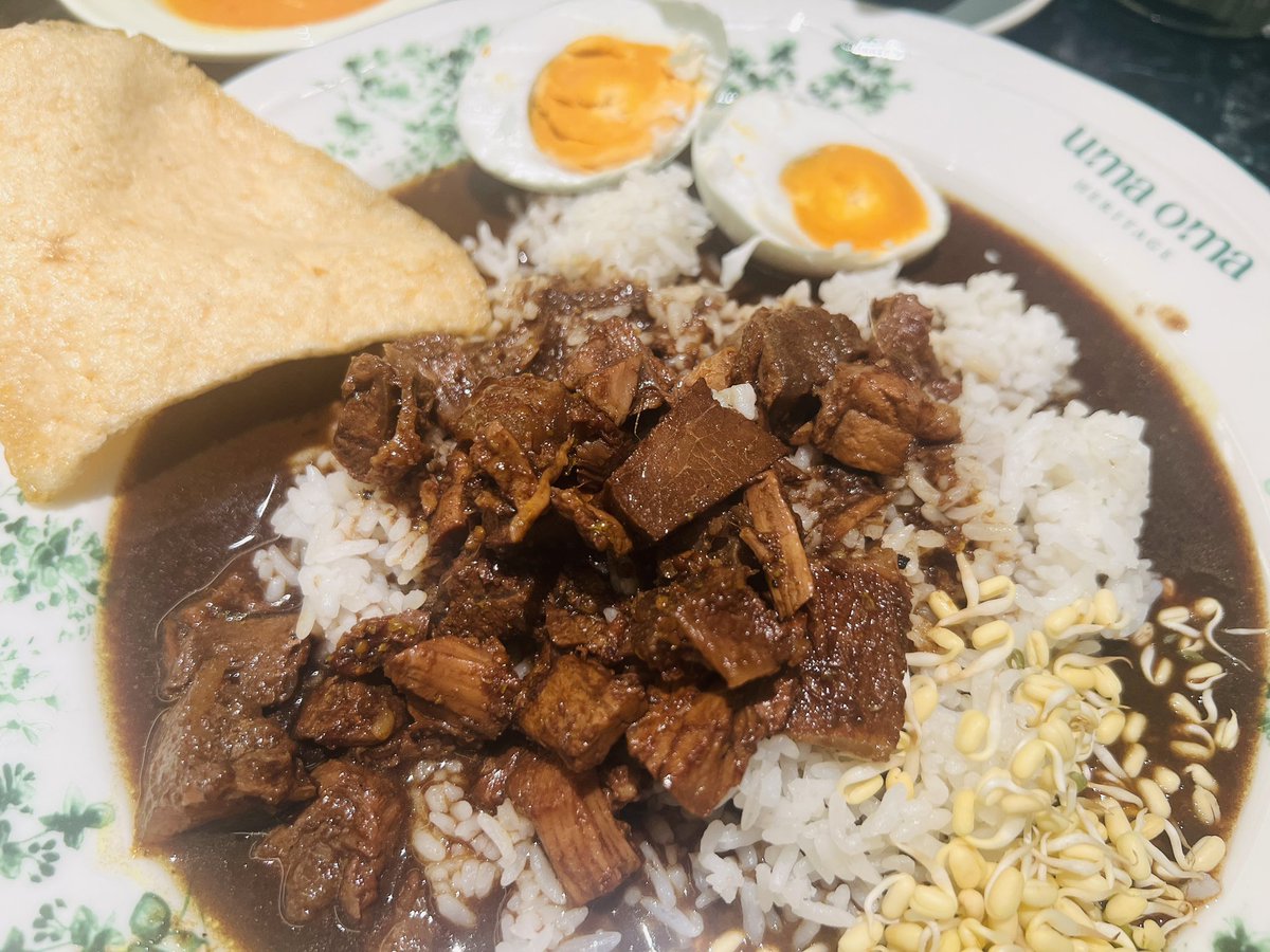 yuism's tweet photo. ジャカルタのメンテンに新しくできたUma Oma Heritageで先日夕飯。

ブロックMの同列店の高級版だけど、シンボルはやっぱりおばあちゃん。奥では無料でケーキも配ってくれる。
内装も制服も素敵で、ほっこりする良いお店。大変賑わってた。写真があったけど、元はどなたの家だったんだろう。 https://t.co/vYpWC5DGH4