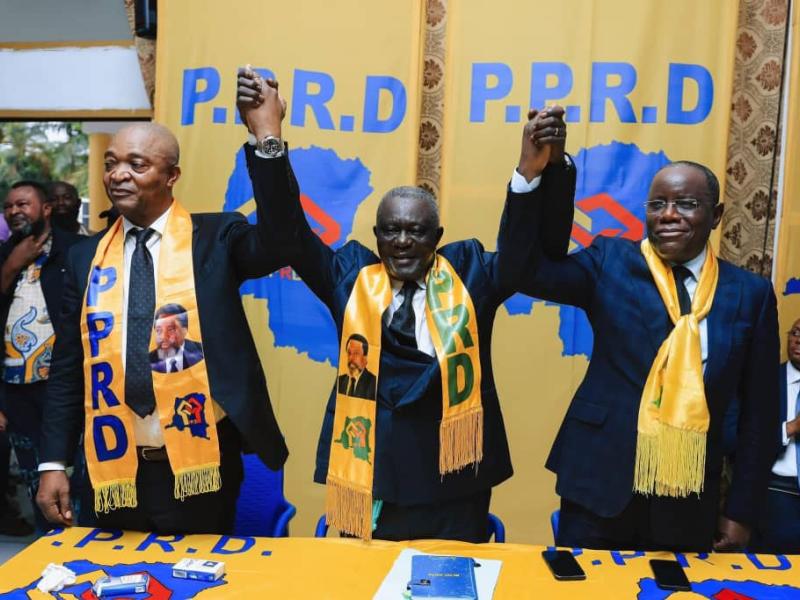 parlementtv13's tweet photo. Dans le cadre d'un gouvernement d'union nationale élargi,la présence d'Emmanuel Shadary (SP du PPRD) au poste du VPM et d'Aubin Minaku (Vice-président du PPRD)au poste du 1°ministre au gouvernement pourrait être envisagée comme une stratégie de pacification de la scène politique. https://t.co/P1MiqVCnlk
