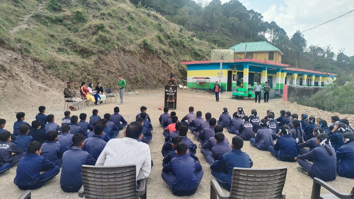 chambapolice's tweet image. 📷 चम्बा पुलिस – जागरूकता की ओर एक मजबूत कदम
आज चम्बा पुलिस द्वारा जिले के विभिन्न विद्यालयों में विद्यार्थियों एवं उपस्थित स्टाफ के लिए महिला अपराध, ट्रैफिक नियम, साइबर क्राइम एवं नशा उन्मूलन विषयों पर जागरूकता व्याख्यान आयोजित किए गए।
#ChambaPolice #AwarenessDrive #WomenSafety