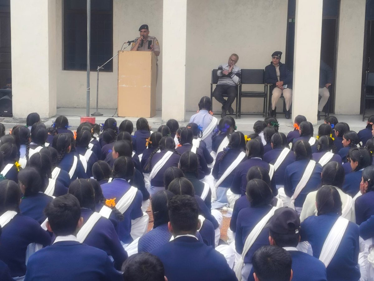 chambapolice's tweet image. 📷 चम्बा पुलिस – जागरूकता की ओर एक मजबूत कदम
आज चम्बा पुलिस द्वारा जिले के विभिन्न विद्यालयों में विद्यार्थियों एवं उपस्थित स्टाफ के लिए महिला अपराध, ट्रैफिक नियम, साइबर क्राइम एवं नशा उन्मूलन विषयों पर जागरूकता व्याख्यान आयोजित किए गए।
#ChambaPolice #AwarenessDrive #WomenSafety
