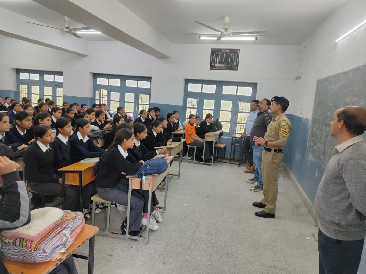 chambapolice's tweet image. 📷 चम्बा पुलिस – जागरूकता की ओर एक मजबूत कदम
आज चम्बा पुलिस द्वारा जिले के विभिन्न विद्यालयों में विद्यार्थियों एवं उपस्थित स्टाफ के लिए महिला अपराध, ट्रैफिक नियम, साइबर क्राइम एवं नशा उन्मूलन विषयों पर जागरूकता व्याख्यान आयोजित किए गए।
#ChambaPolice #AwarenessDrive #WomenSafety