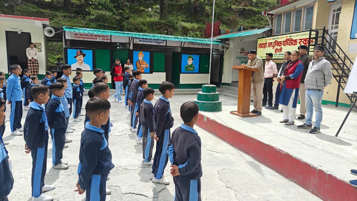 chambapolice's tweet image. 📷 चम्बा पुलिस – जागरूकता की ओर एक मजबूत कदम
आज चम्बा पुलिस द्वारा जिले के विभिन्न विद्यालयों में विद्यार्थियों एवं उपस्थित स्टाफ के लिए महिला अपराध, ट्रैफिक नियम, साइबर क्राइम एवं नशा उन्मूलन विषयों पर जागरूकता व्याख्यान आयोजित किए गए।
#ChambaPolice #AwarenessDrive #WomenSafety