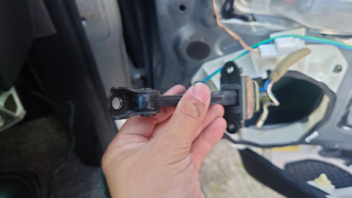 autech15onevia's tweet photo. S15シルビア持病の自動ドア対策
巷で流行りのR35のチェックリンクに交換。

モノタロウで全部で￥3,000で気持ちよくなれます🫰😎 https://t.co/HyZpJ403NE