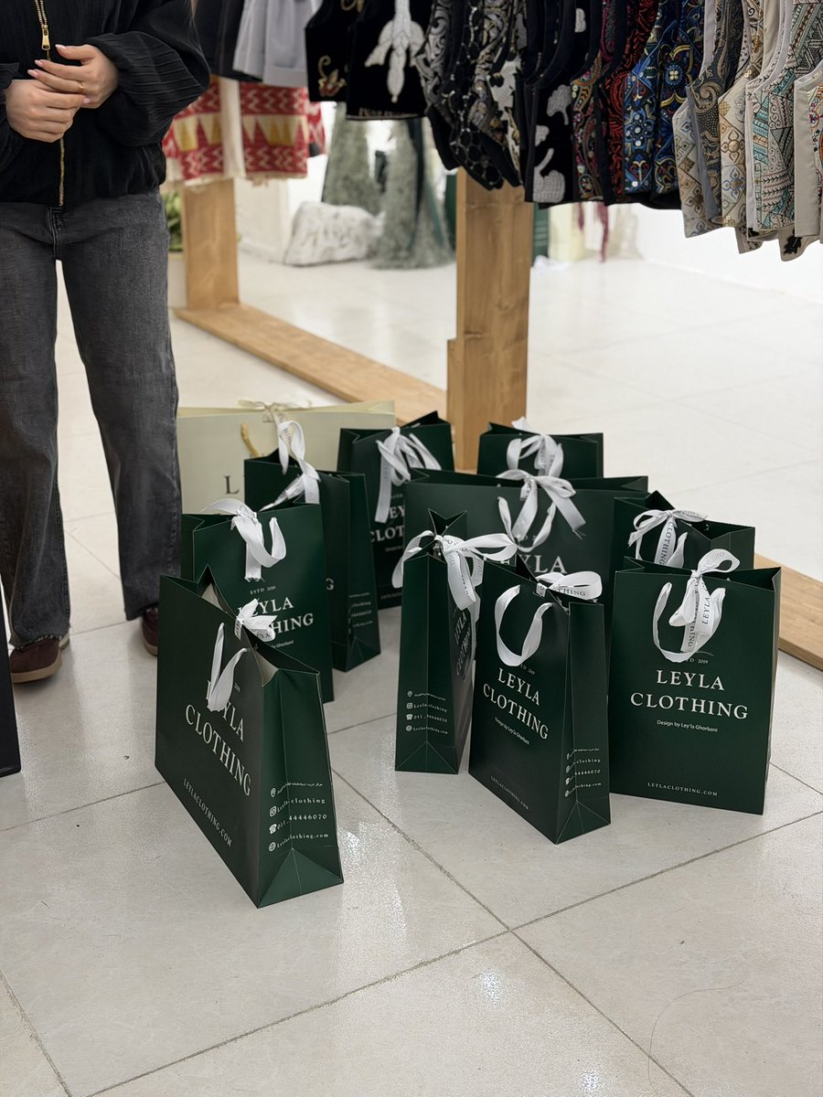 سه نفر از بچه های دفتر از فردا برمیگردن سرکار .

ما قدردان شماییم که تو این روزها هم کنار ما بودید و با هر شرایطی که داشتید از لی لا کلوزینگ خرید کردید .
بیشتر از صد هزار بار این توییت دیده شد و نتیجه شگفت انگیز بود .

به امید برگشت بقیه تیم 🙏