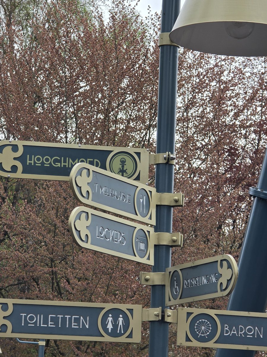 Hooghmoed heeft ook z'n eigen wegwijzer bij de baron #Efteling