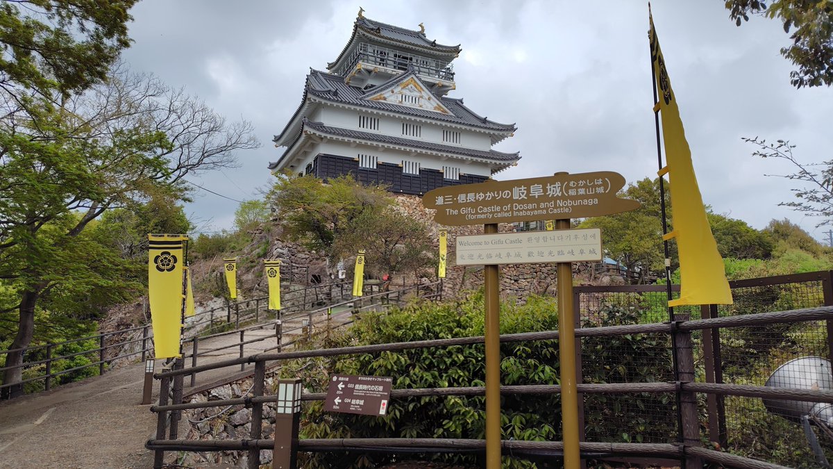 tsuchinoko_00's tweet photo. 最後に岐阜観光

岐阜駅から金華山(岐阜城)まで登山
道中歩きやすかったが、山城はさすがに階段が辛い💦

無料の展望所からの夜景は想像以上に素敵で感激した✨

①岐阜駅前にある黄金の織田信長公像
②岐阜城
③岐阜城からの眺望
④岐阜シティ・タワー43からの夜景（右上が岐阜城） https://t.co/lE577hzvv5