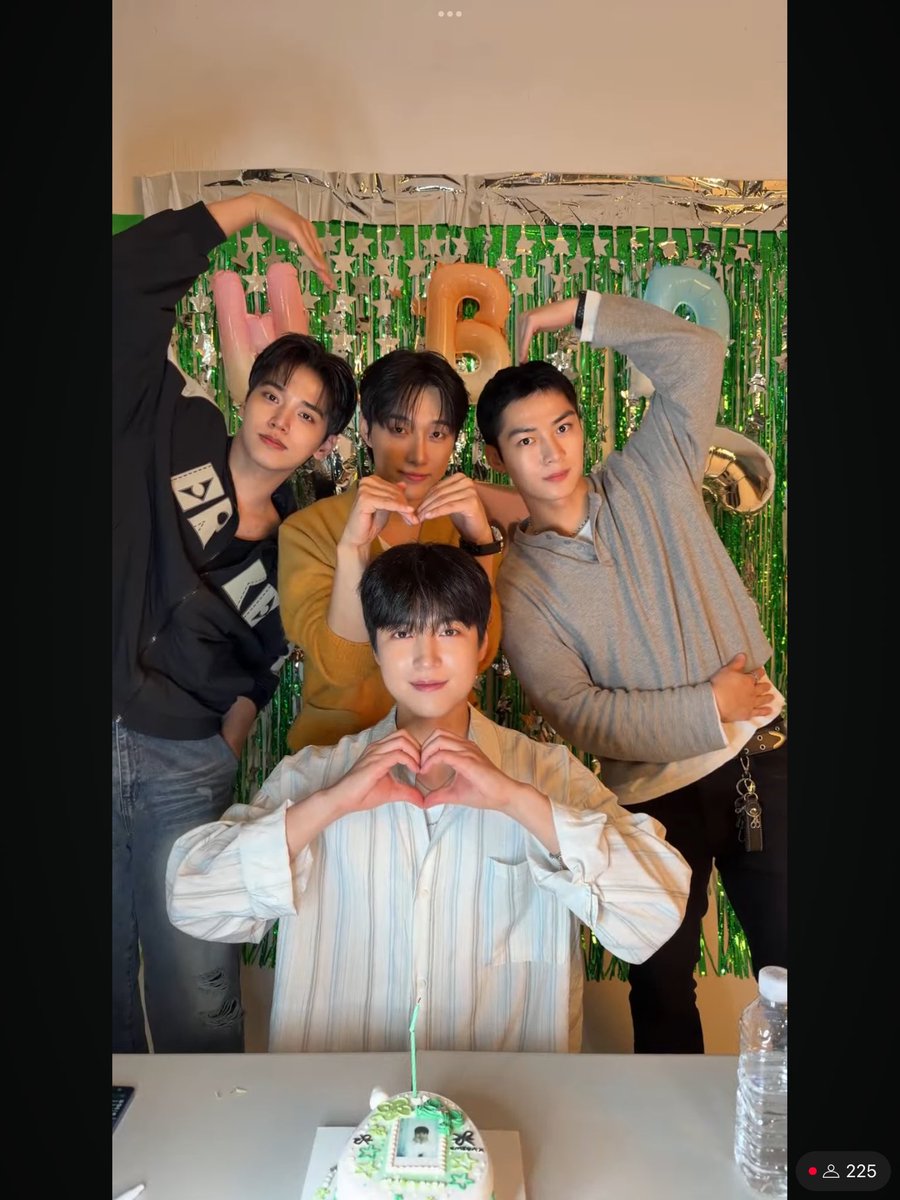 90er0129's tweet photo. 好久没见的阵容了 https://t.co/q8kNX7VKCv