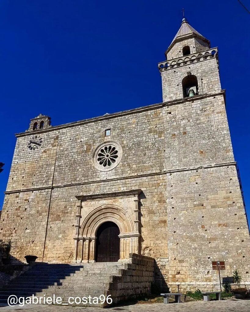 ArteCalabria's tweet image. Facciata Duomo  del XIV sec. a Cropani (CZ) in grandi blocchi di granito tufaceo, spicca il portale romanico (XV secolo) di archi concentrici a tutto sesto poggianti su lesene e sormontato da un rosone gotico.
Il campanile è alto 43 m..
#Calabria #arte #beauty #Heritage