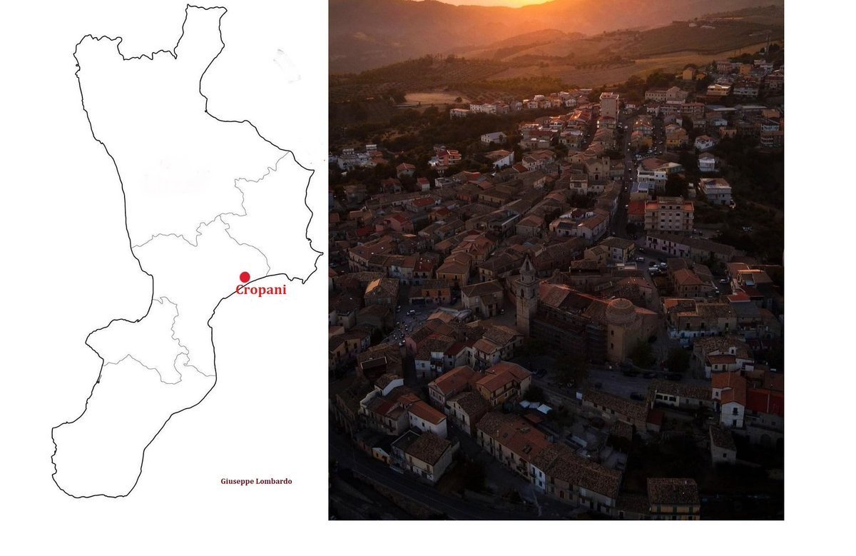 ArteCalabria's tweet image. Facciata Duomo  del XIV sec. a Cropani (CZ) in grandi blocchi di granito tufaceo, spicca il portale romanico (XV secolo) di archi concentrici a tutto sesto poggianti su lesene e sormontato da un rosone gotico.
Il campanile è alto 43 m..
#Calabria #arte #beauty #Heritage