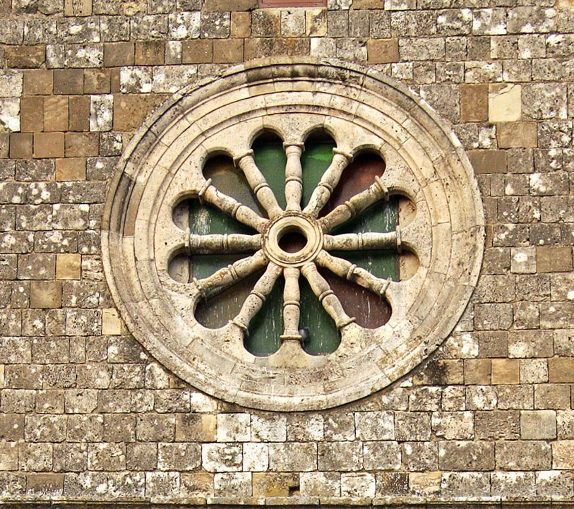 ArteCalabria's tweet image. Facciata Duomo  del XIV sec. a Cropani (CZ) in grandi blocchi di granito tufaceo, spicca il portale romanico (XV secolo) di archi concentrici a tutto sesto poggianti su lesene e sormontato da un rosone gotico.
Il campanile è alto 43 m..
#Calabria #arte #beauty #Heritage