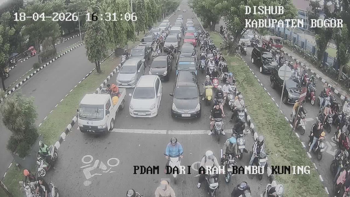 Kondisi arus lalu lintas saat ini di Simpang PDAM terpantau lancar. Patuhi rambu-rambu lalu lintas dan utamakan keselamatan daripada kecepatan.